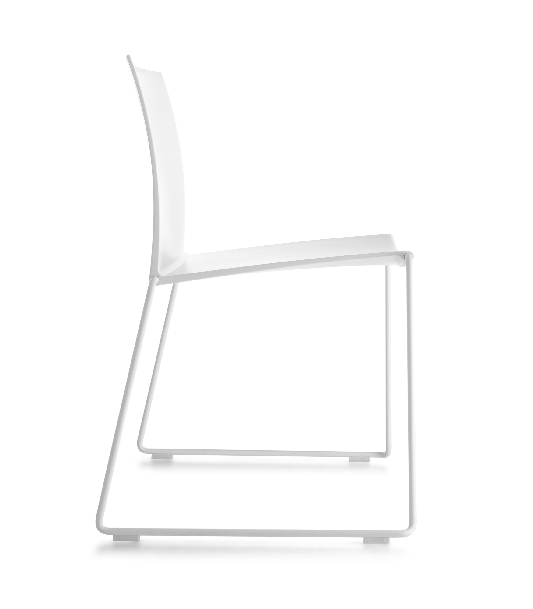 Seitenansicht des weißen M1 Stuhls von MDF Italia mit minimalistischem Design und Stahlgestell.