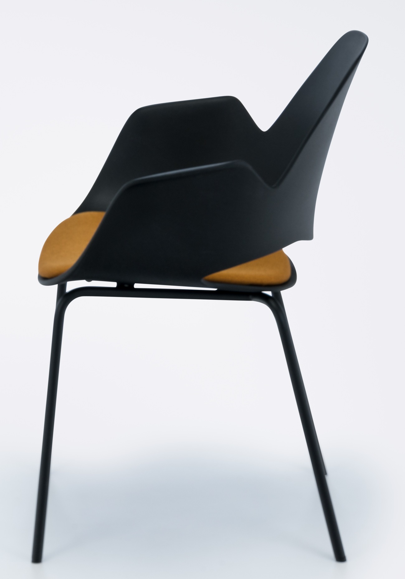 Falk Stuhl mit Armlehne: Schwarzer Design-Stuhl mit Sitzpolster und Metallbeinen, Seitenansicht.