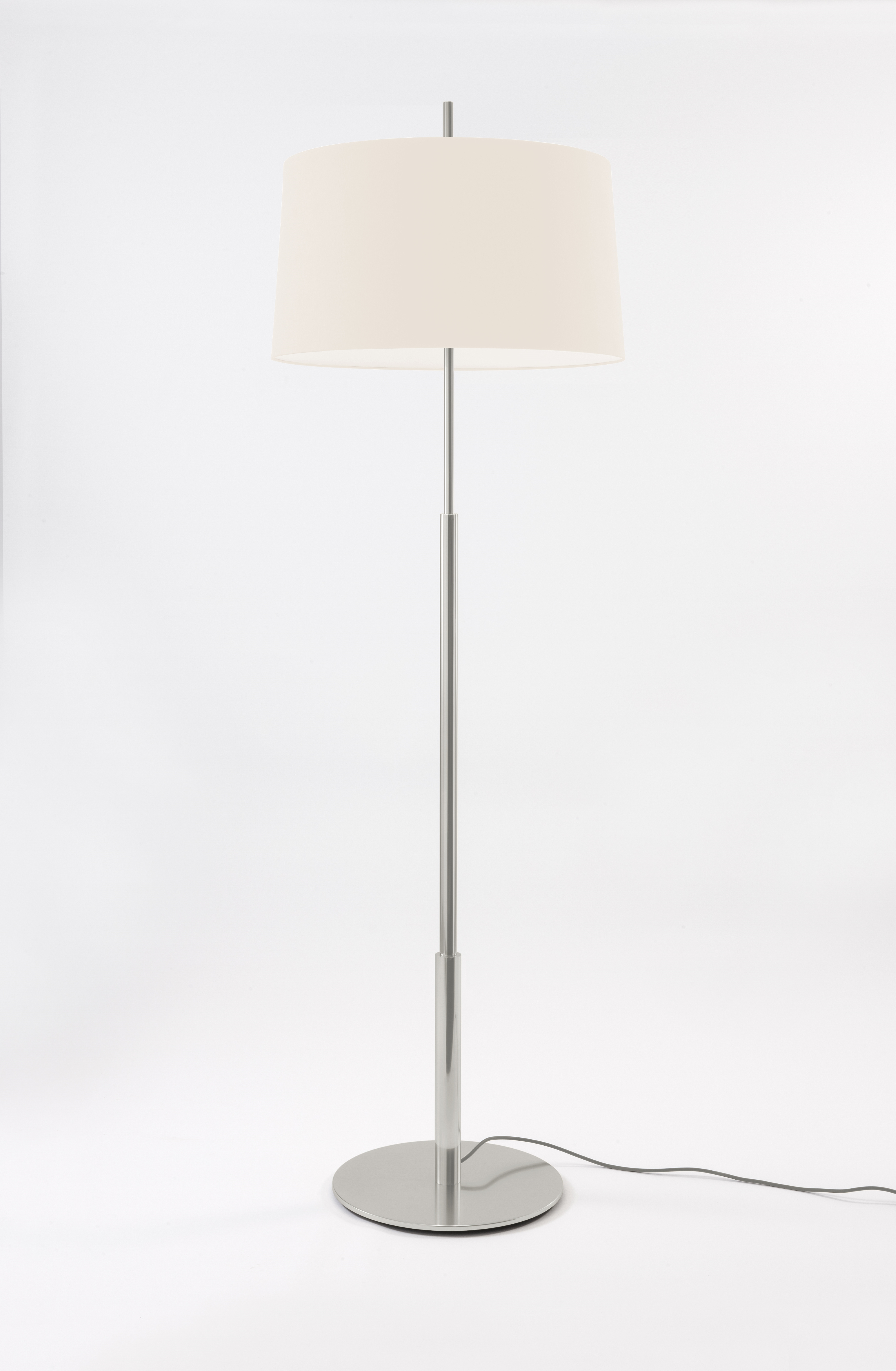 Diana Stehleuchte von Santa & Cole mit beigem Lampenschirm und silbernem Fuß.