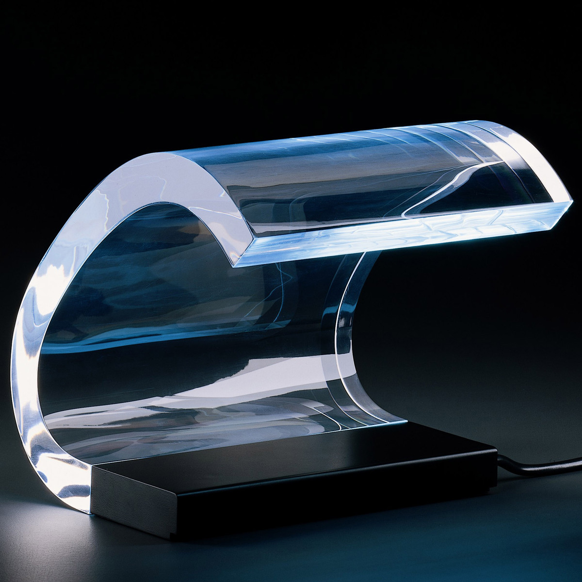 Acrilica Tischleuchte von Oluce: Moderne LED Lampe aus Acrylglas mit schwarzem Sockel.