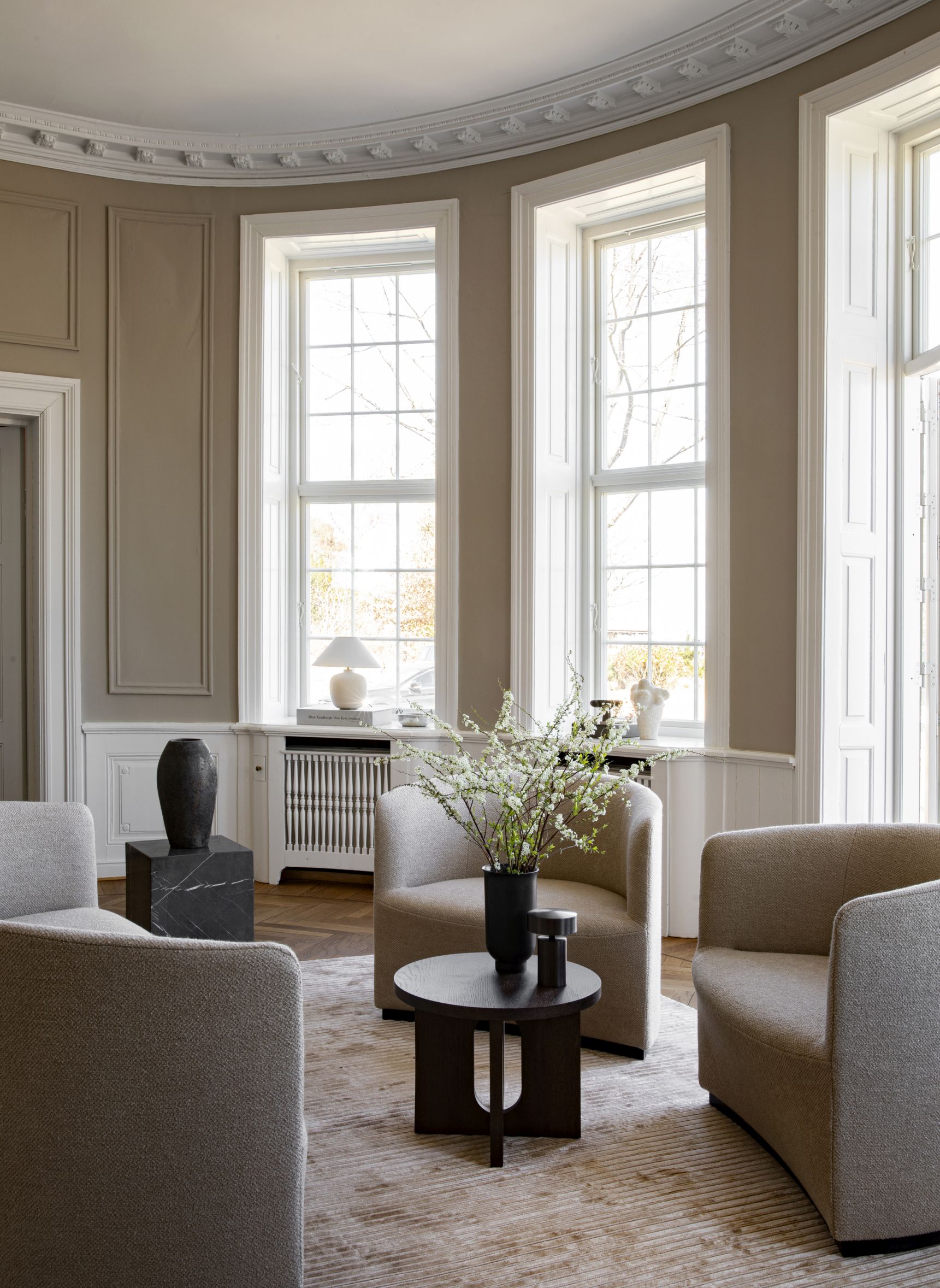 Androgyne Beistelltisch von Audo, Ø50 cm, Eiche dunkel gebeizt, im stilvollen Wohnzimmer. Design Beistelltische.