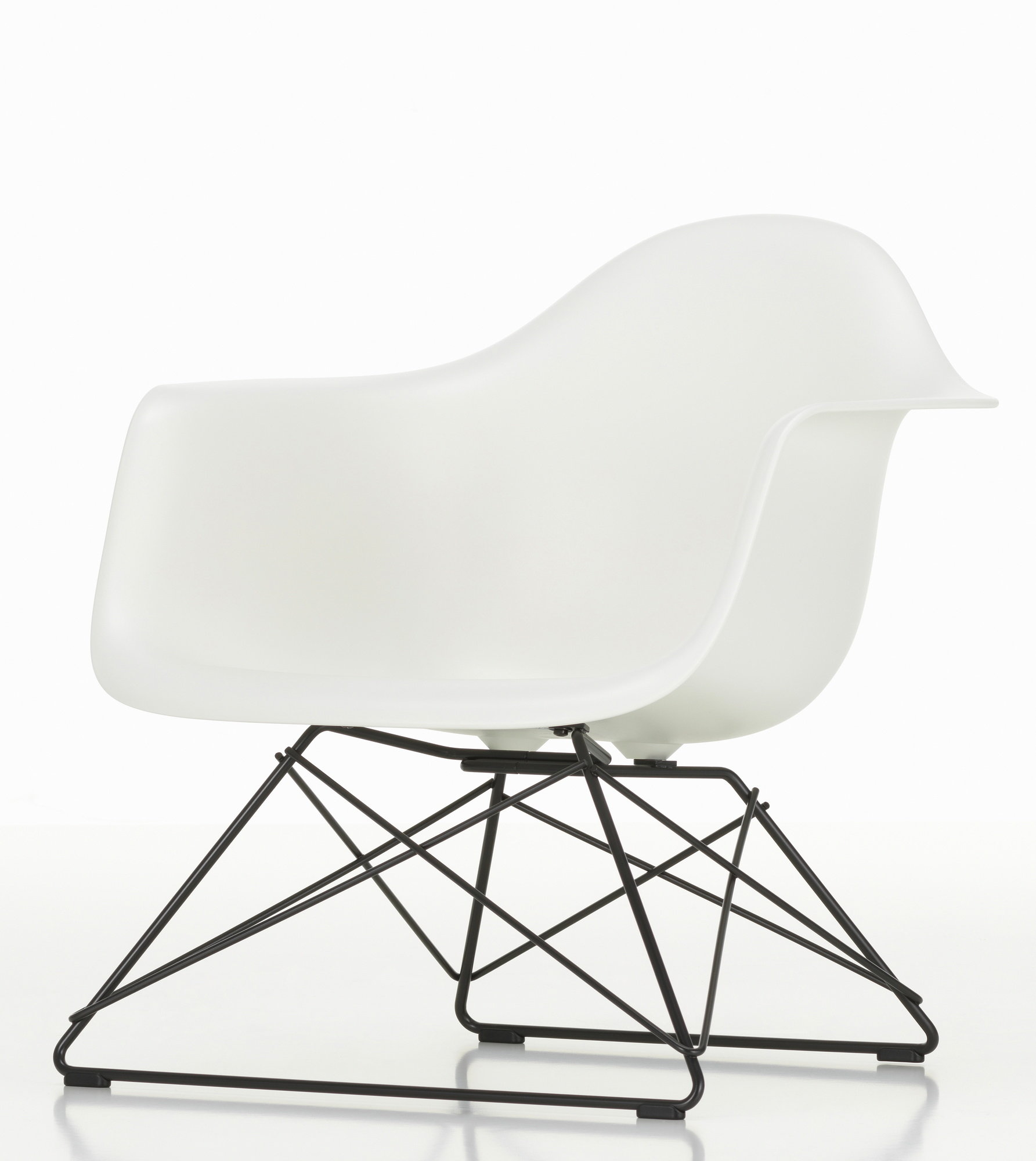 Weißer Eames Plastic Arm Chair LAR Stuhl von Vitra mit schwarzem Drahtgestell. Designklassiker.