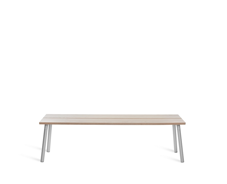 Emeco Run Bench: Helle Holzbank für drei Personen mit silbernen Beinen.