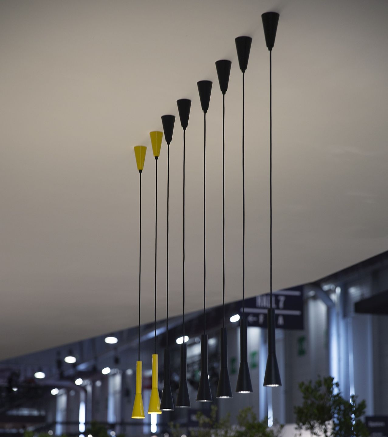 Reihe von Colibrì Pendelleuchten von Martinelli Luce in Schwarz und Gelb.