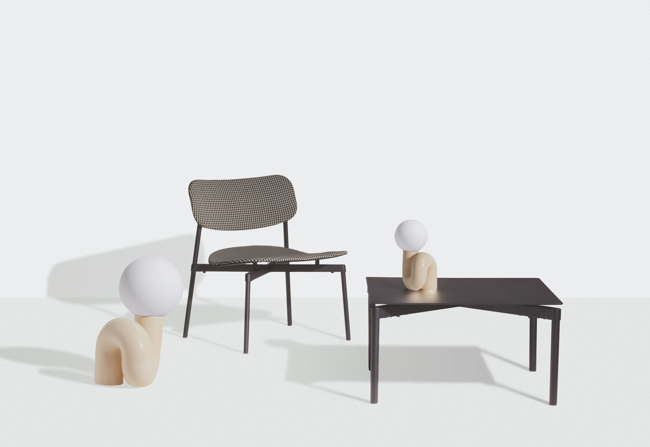 Moderner Couchtisch, Stuhl und Lampe vor weißem Hintergrund. Fromme Coffee Table ähnlicher Couchtisch.