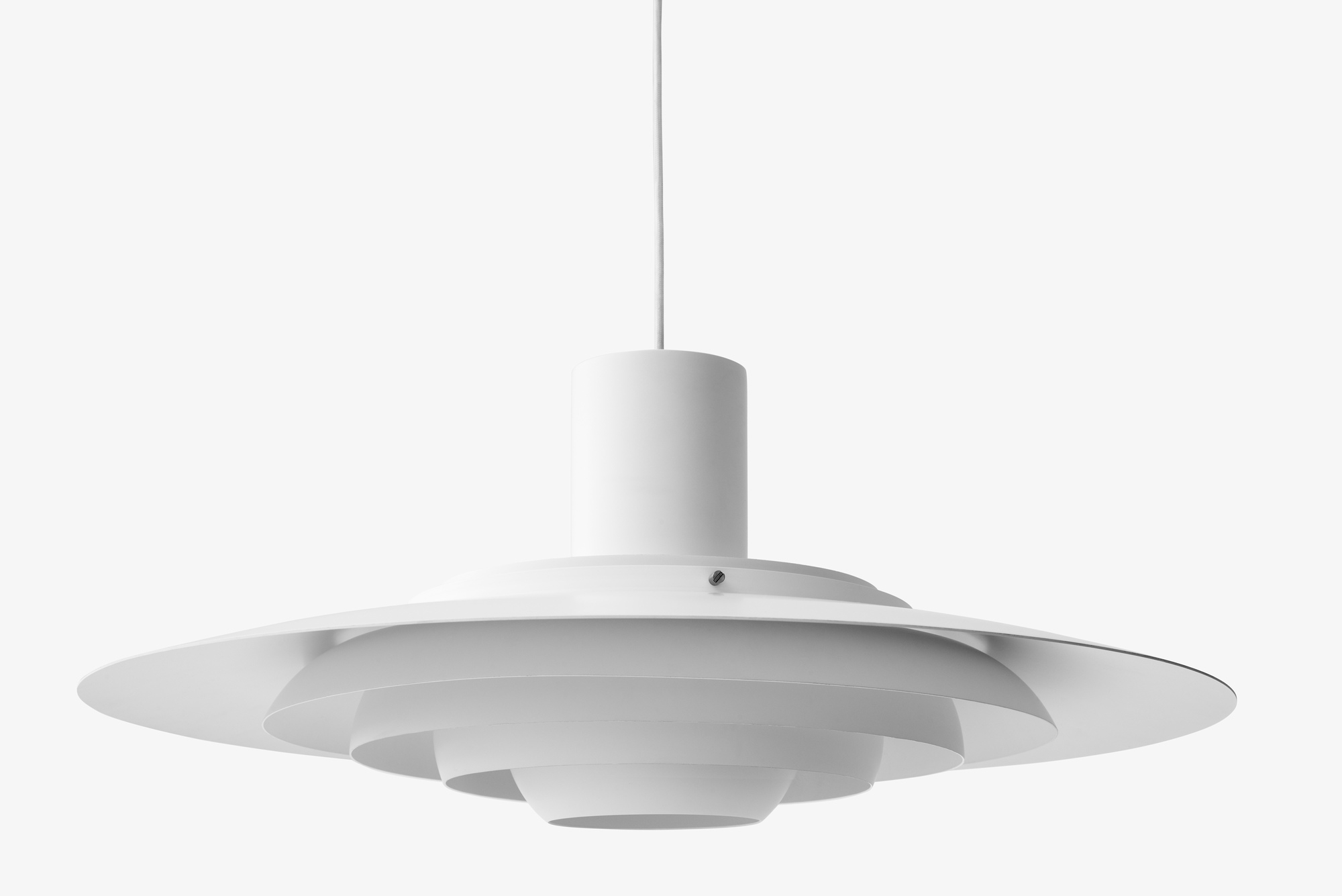 Weiße P376 Pendelleuchte von AndTradition: Modernes Design für Wohnzimmer und Esszimmer. Hängelampe für stilvolle Beleuchtung.