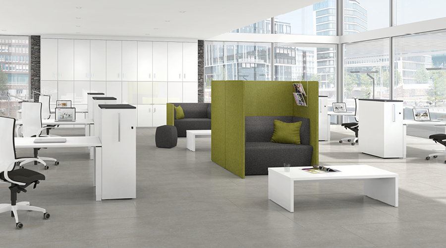 Moderner Büroraum mit Assmann Syneo Bench, Schreibtischen, Stauraum und Loungemöbeln für flexible Arbeitsbereiche.