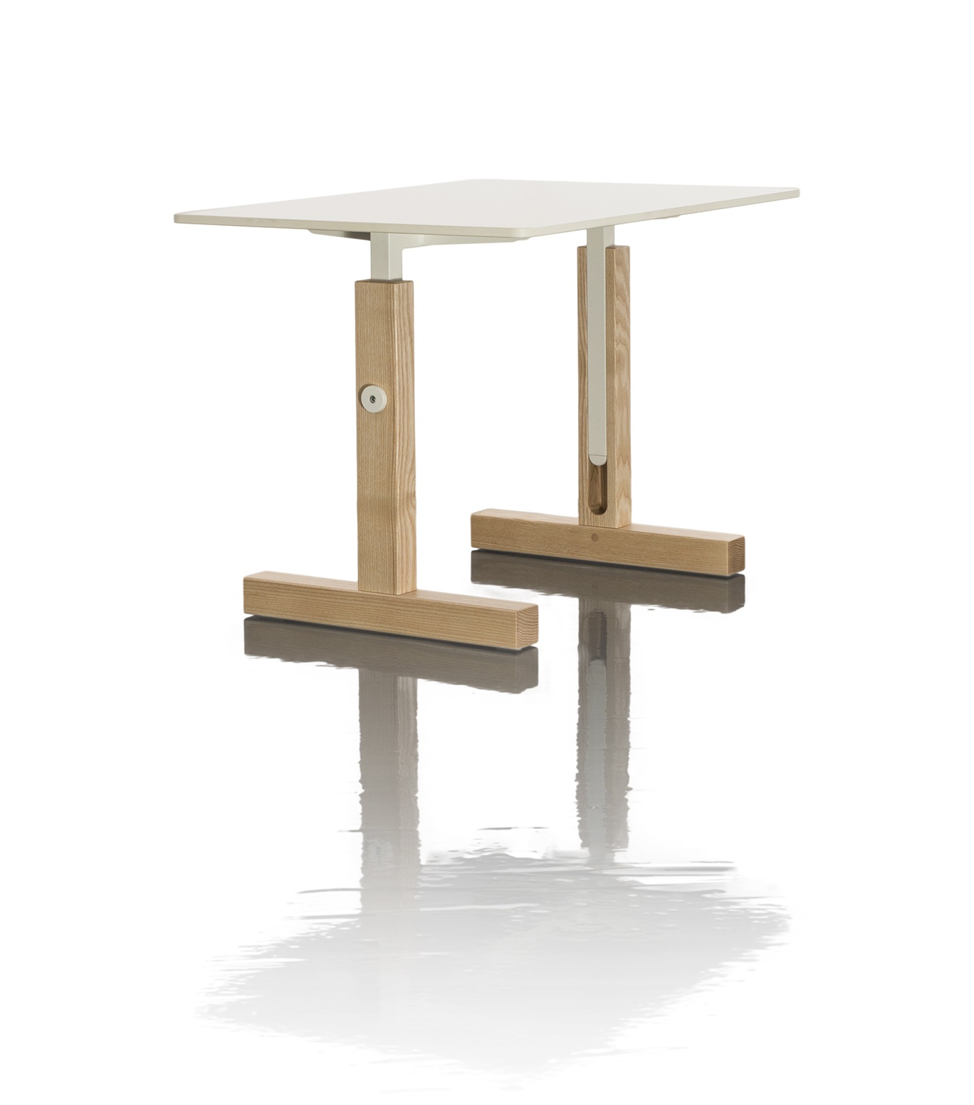 Magis Little Big Table Kindertisch: Höhenverstellbarer Tisch mit Holzbeinen und weißer Tischplatte.