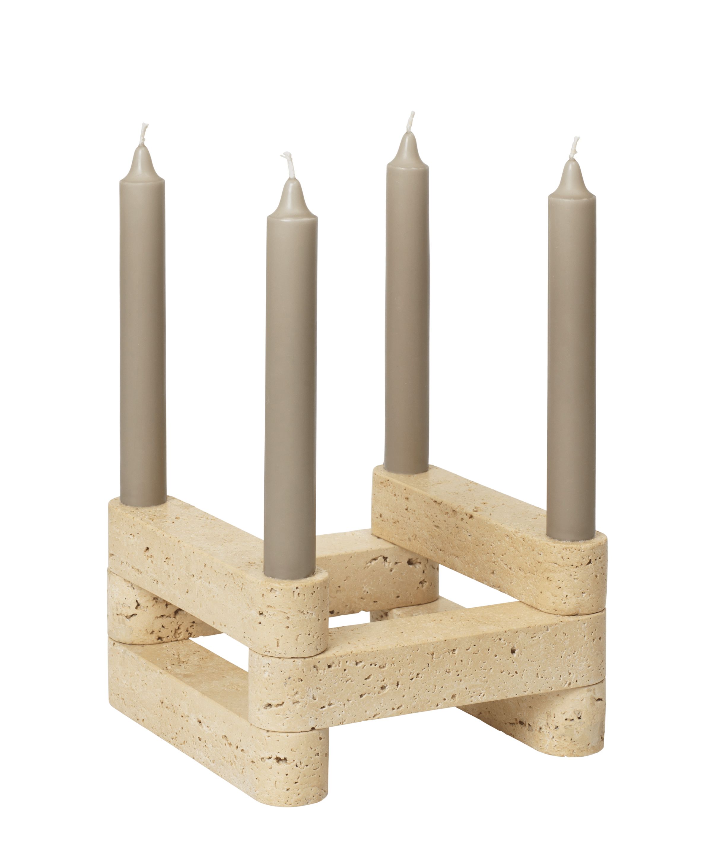 Newel Kerzenhalter von Ferm Living mit vier grauen Kerzen auf hellem Travertin.