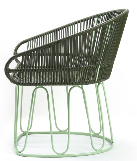 Circo Lounge Chair: Olivgrüner Outdoor Sessel mit pastellgrünem Gestell, ideal für Garten und Terrasse.
