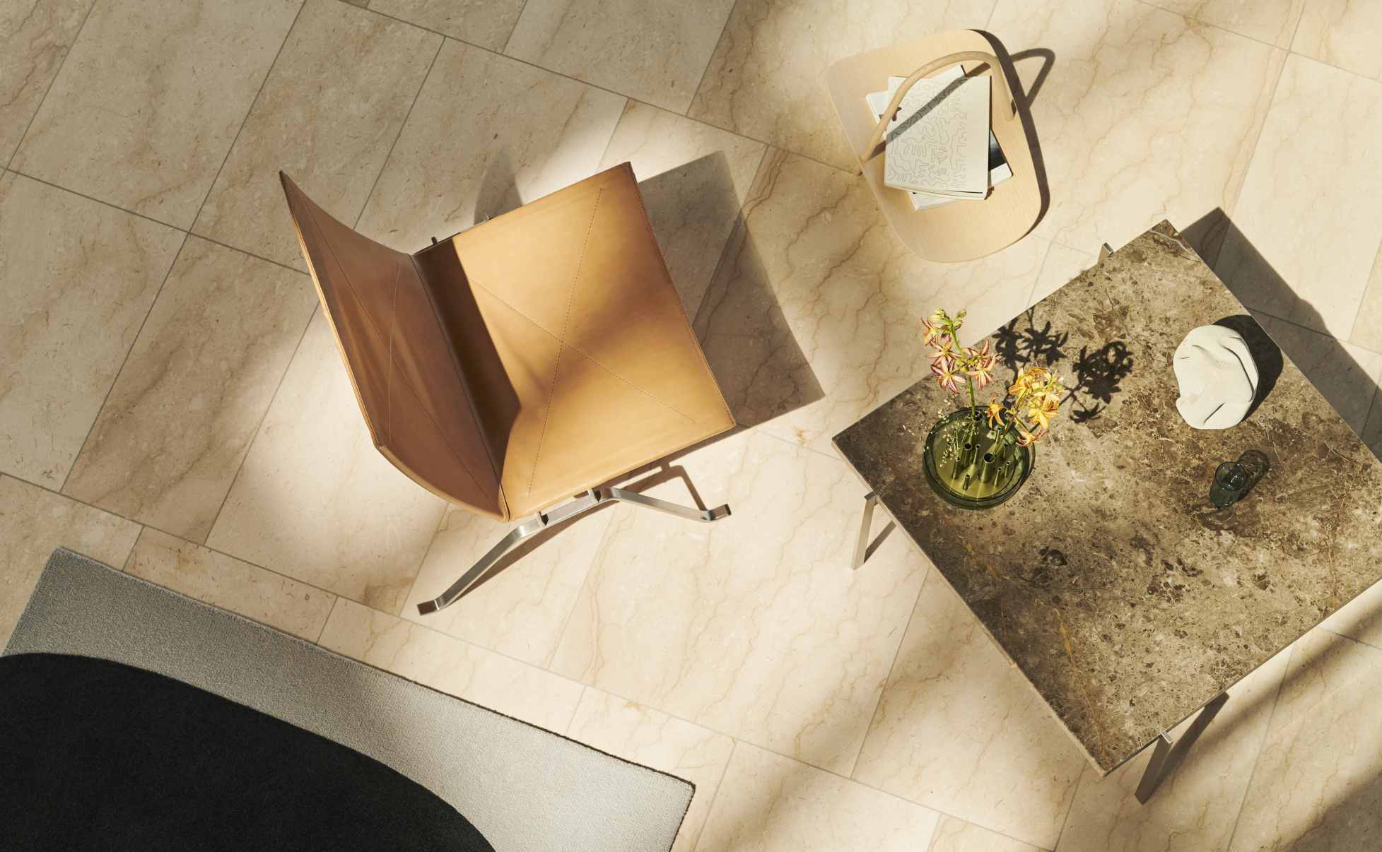 Draufsicht: PK 61 Couchtisch von Fritz Hansen mit Marmorplatte und Stahlgestell. Designklassiker.