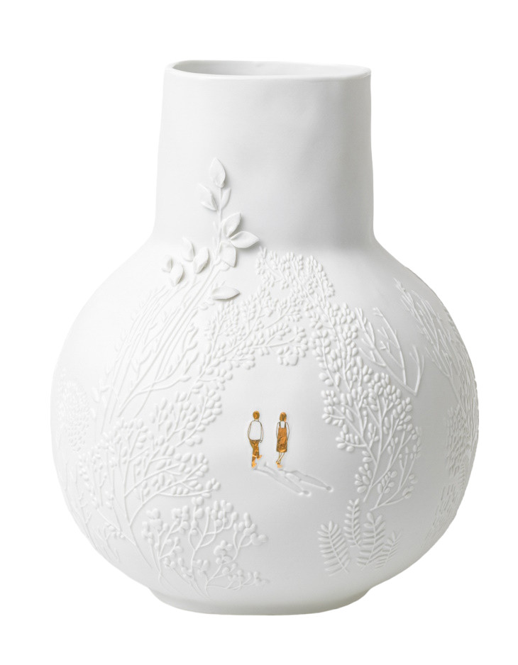 Weiße BG dankbar Vase mit Parkspaziergang-Motiv und filigranen Reliefs von Bäumen und Spaziergängern.