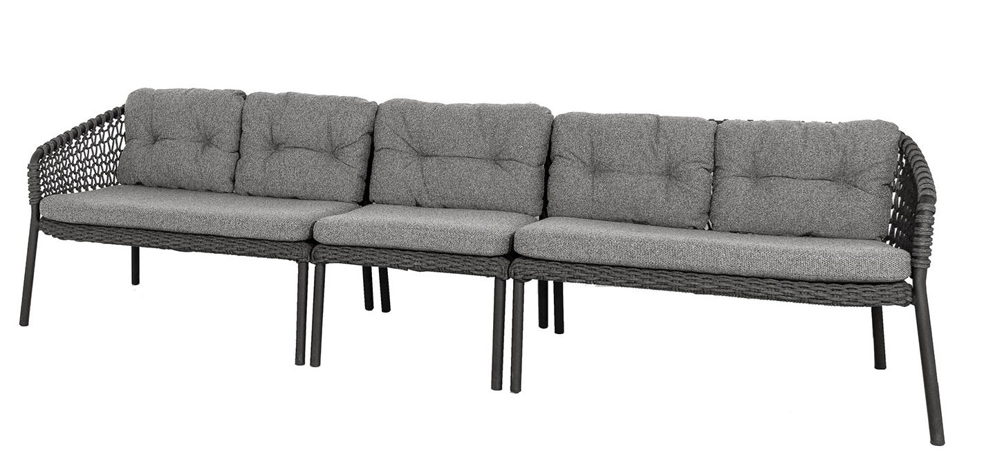 Cane-Line Ocean Sofa: Modulares Outdoor-Sofa mit dunkelgrauen Kissen und geflochtenem Rahmen für Garten und Terrasse.