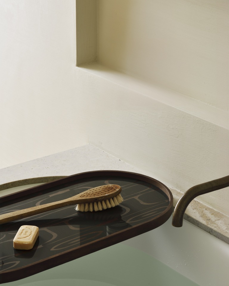 Second Nature Tablett von Ethnicraft im Bad mit Bürste und Seife.