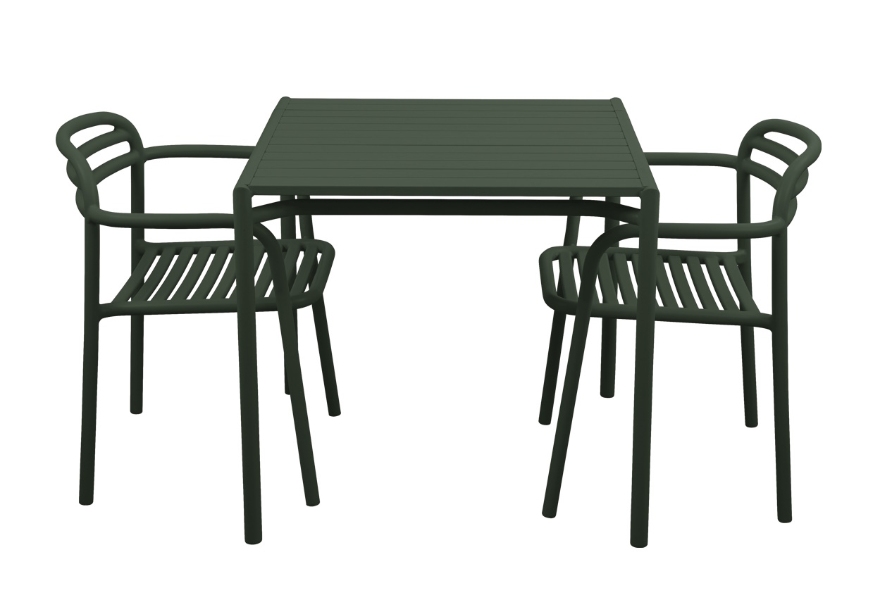 Quadratischer Bliss Esstisch von Cane Line in Grün mit zwei passenden Stühlen für den Außenbereich.