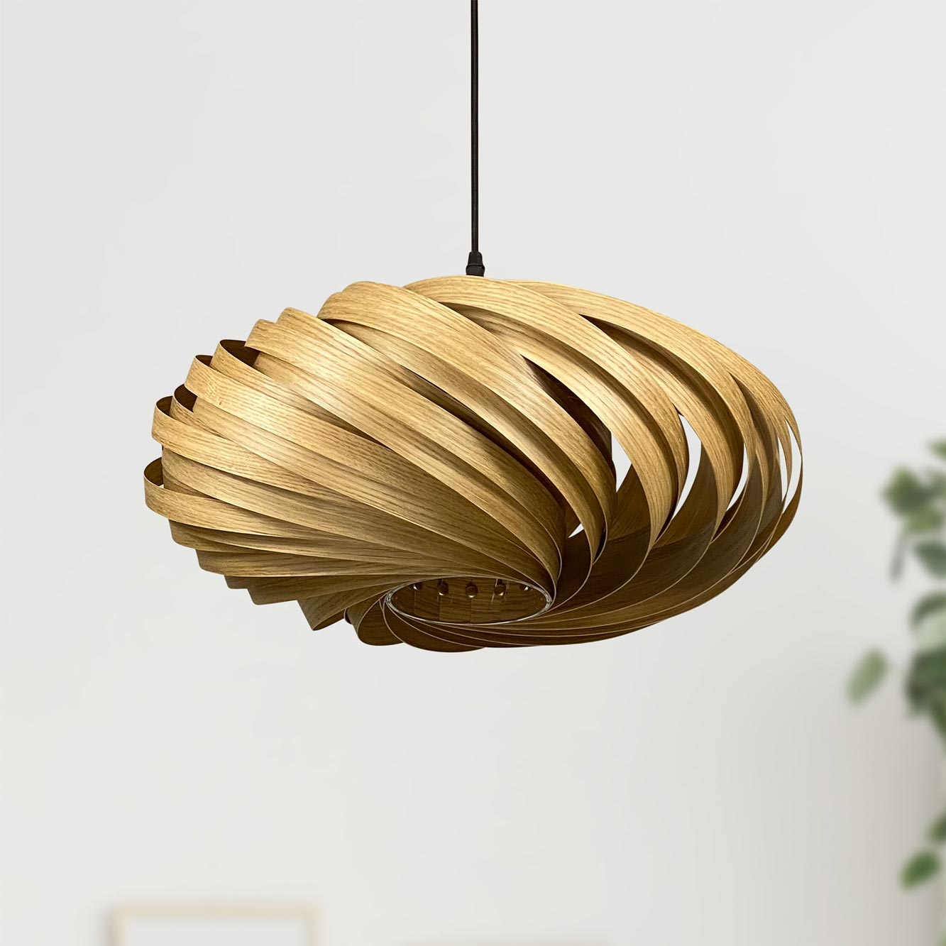 Veneria Hängeleuchte aus Eiche, spiralförmiges Design, moderne Pendelleuchte für Wohnzimmer und Essbereich, Durchmesser 50 cm.