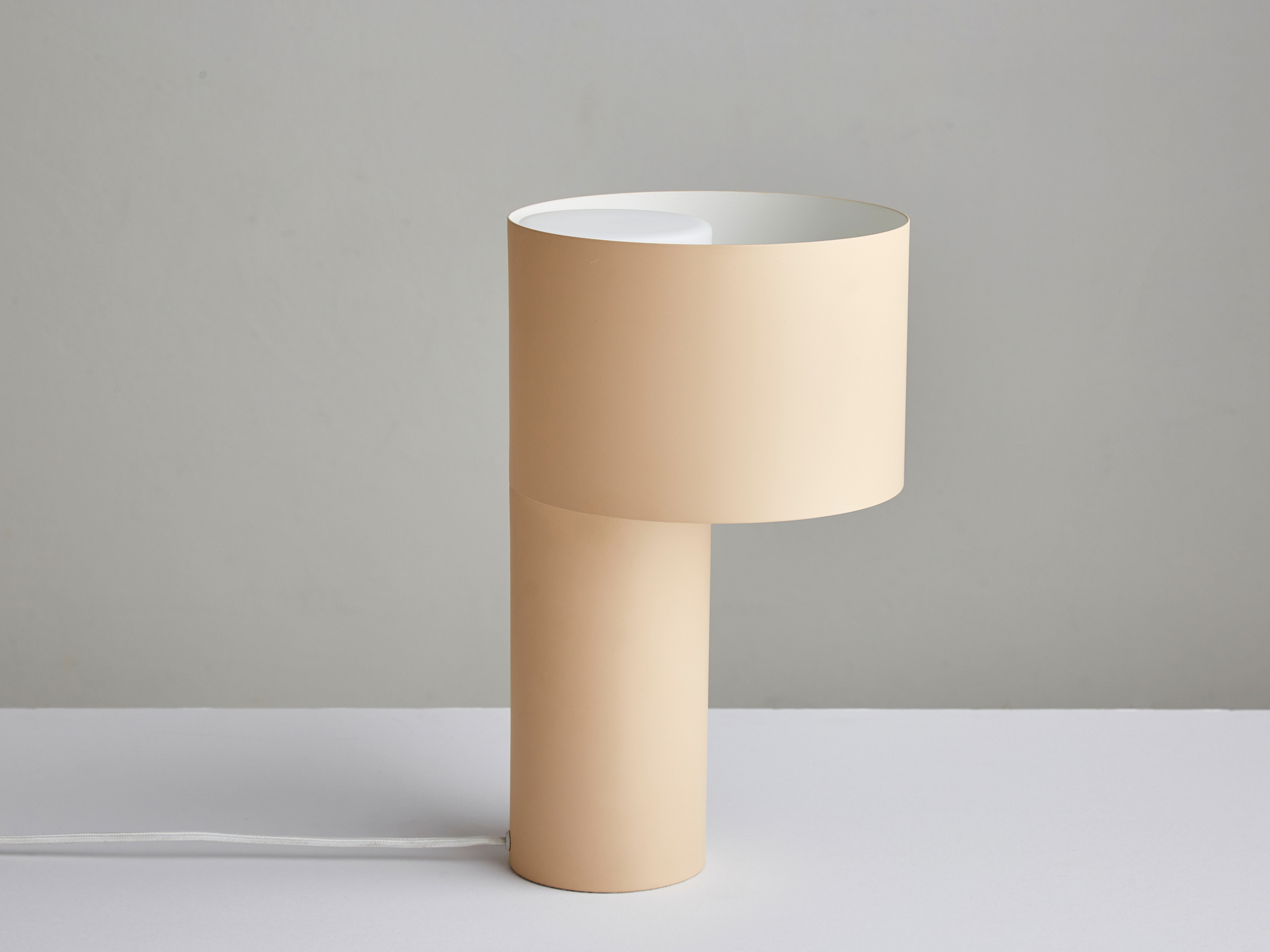 Beige Tangent Tischleuchte von Woud, moderne Nachttischlampe aus Metall für Schlafzimmer und Wohnzimmer.