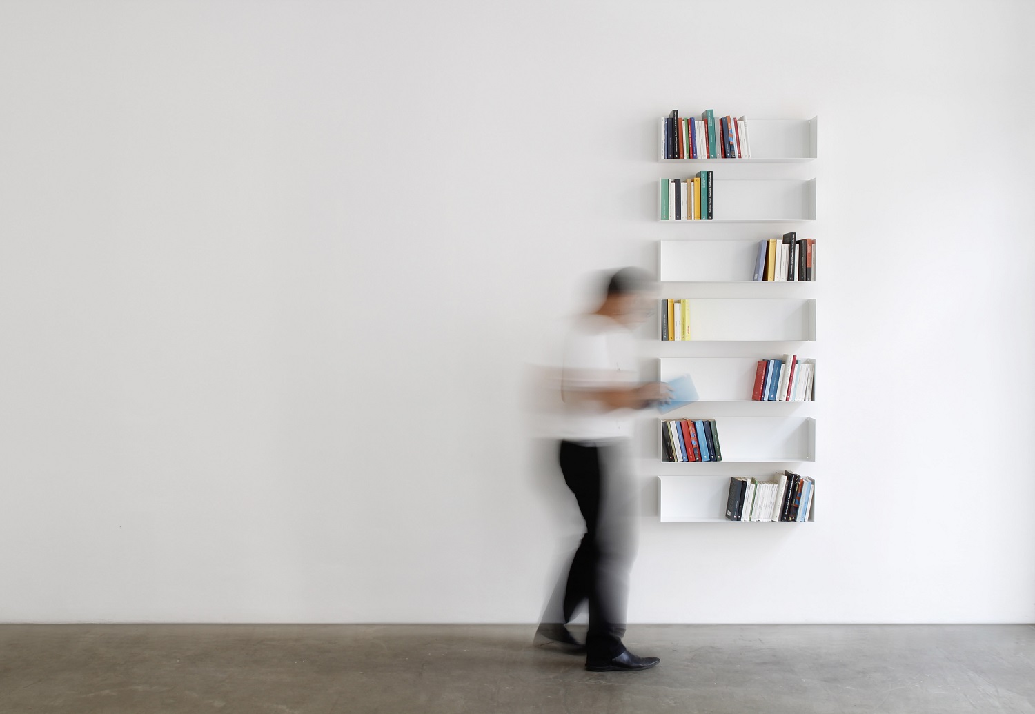 Taschenbuchregal a Linea1 by Müller Möbelwerkstätten