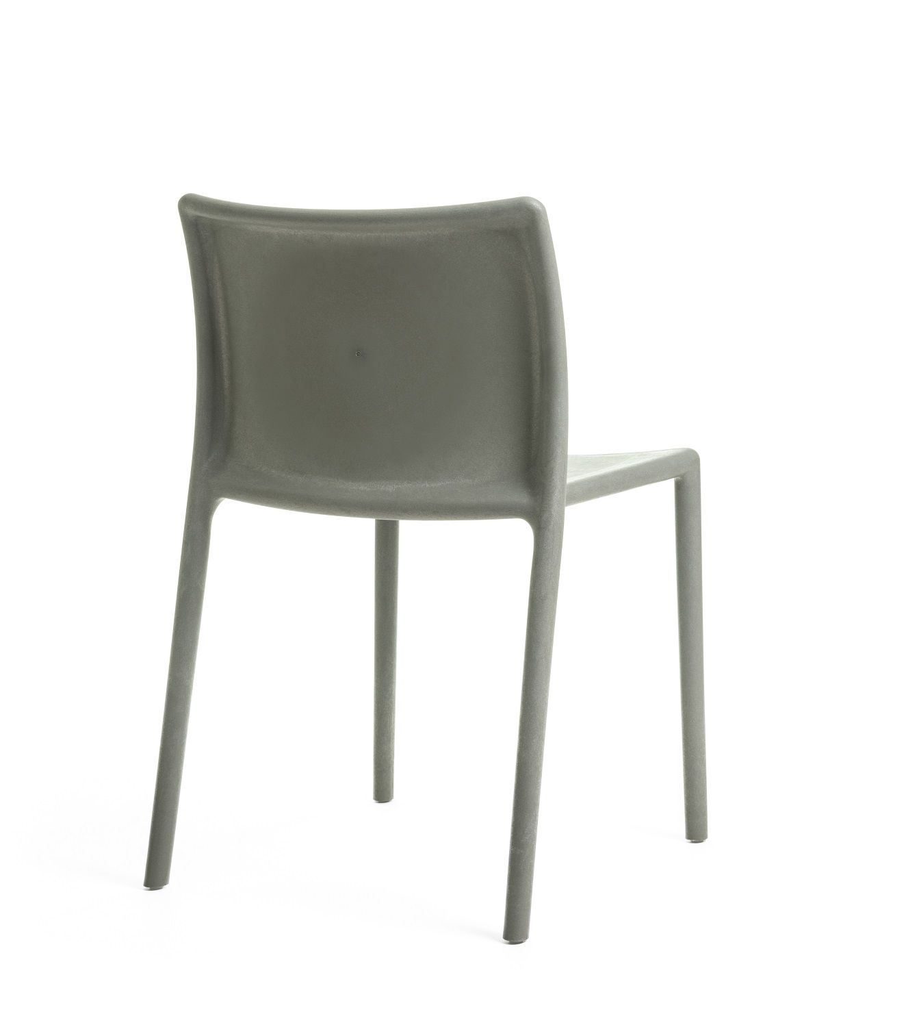 Grauer RE Air-Chair von Magis, ein moderner und nachhaltiger Stuhl für drinnen und draußen.