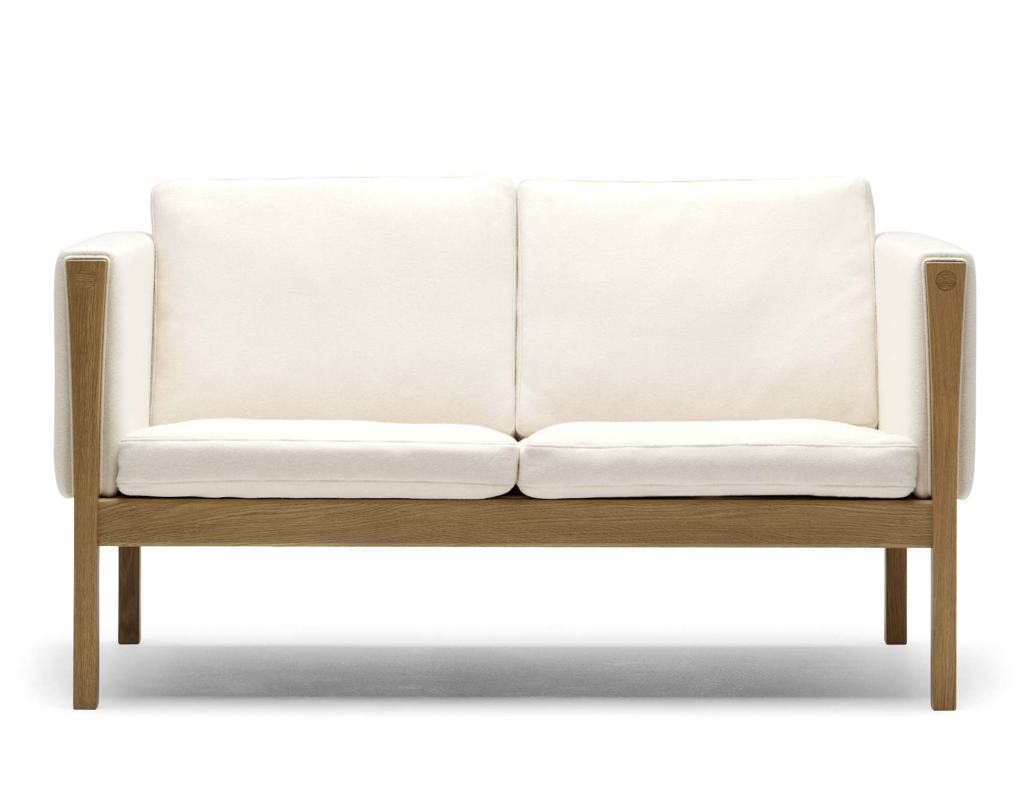 CH162 Sofa Zweisitzer von Carl Hansen & Søn mit hellem Stoff und Holzrahmen.