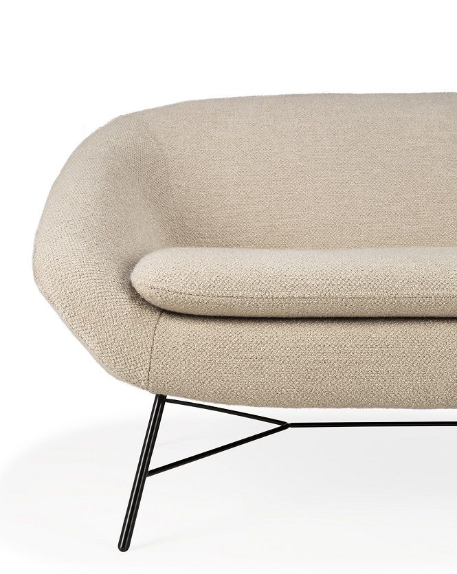 Detailaufnahme: Ethnicraft Barrow Sofa, 2-Sitzer, off-white Stoff, modernes Design mit schwarzen Metallbeinen.