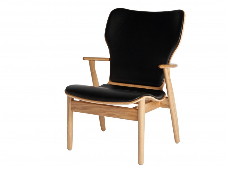 Domus Sessel von Artek mit schwarzem Lederbezug und hellem Holzgestell, moderner Design-Sessel.