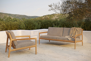 Ethnicraft Jack Outdoor Sofa, 3-Sitzer, Off White mit Teakholz Rahmen und passendem Sessel.