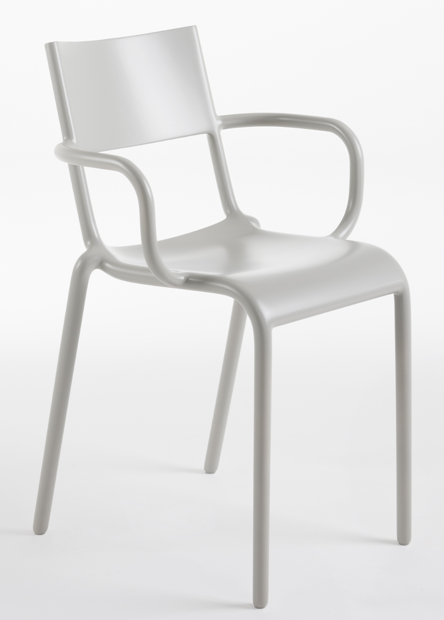 Grauer A Stuhl mit Armlehnen, Teil eines 2er Sets von Kartell, modernes Design.