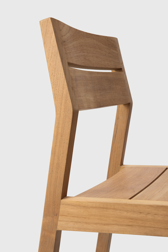 Detailaufnahme des EX 1 Outdoor Stuhls von Ethnicraft aus Teakholz, ideal für Garten und Terrasse.