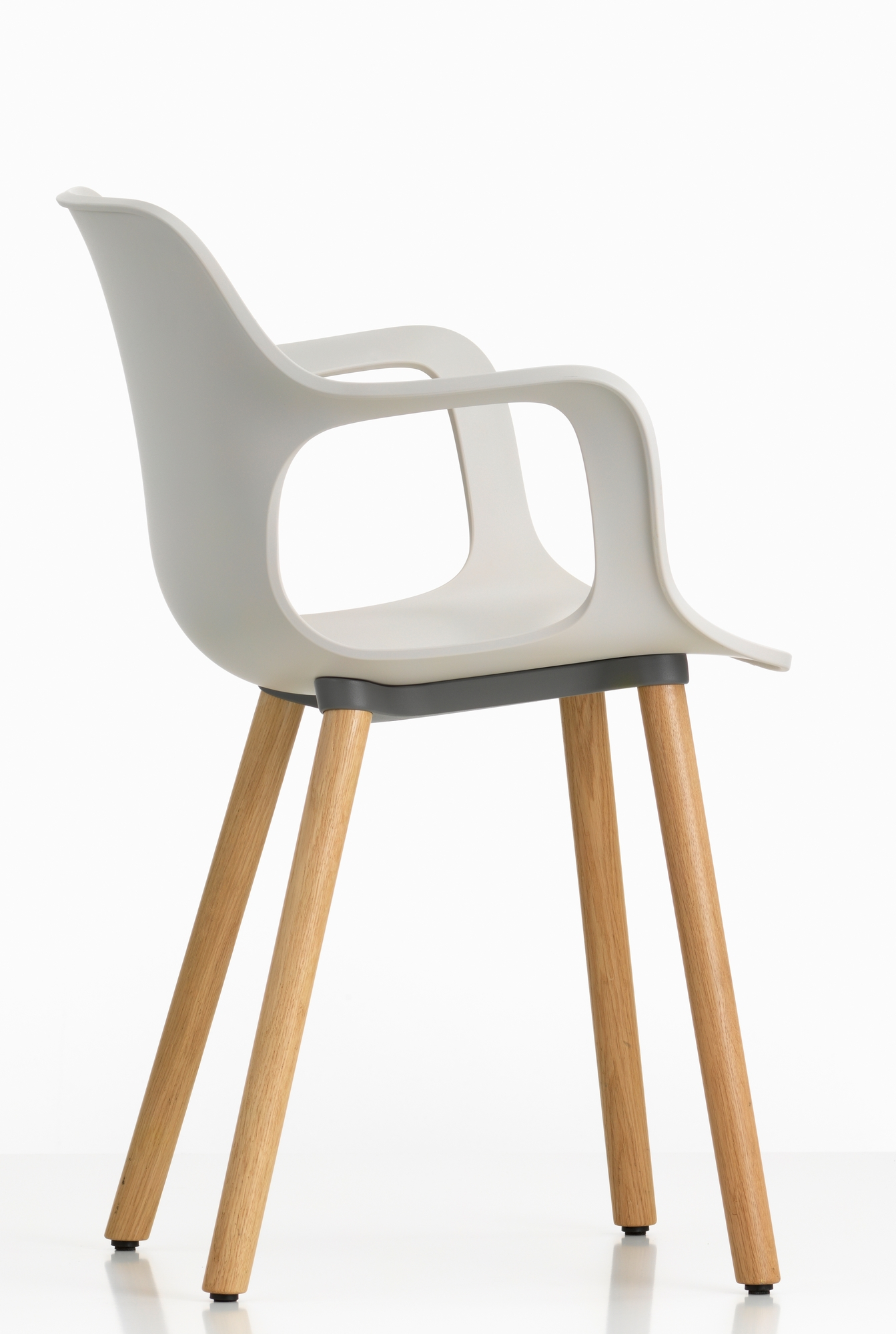 Grauer Hal Armchair mit Holzbeinen von Vitra, ein moderner Armlehnenstuhl für Wohn- und Esszimmer.