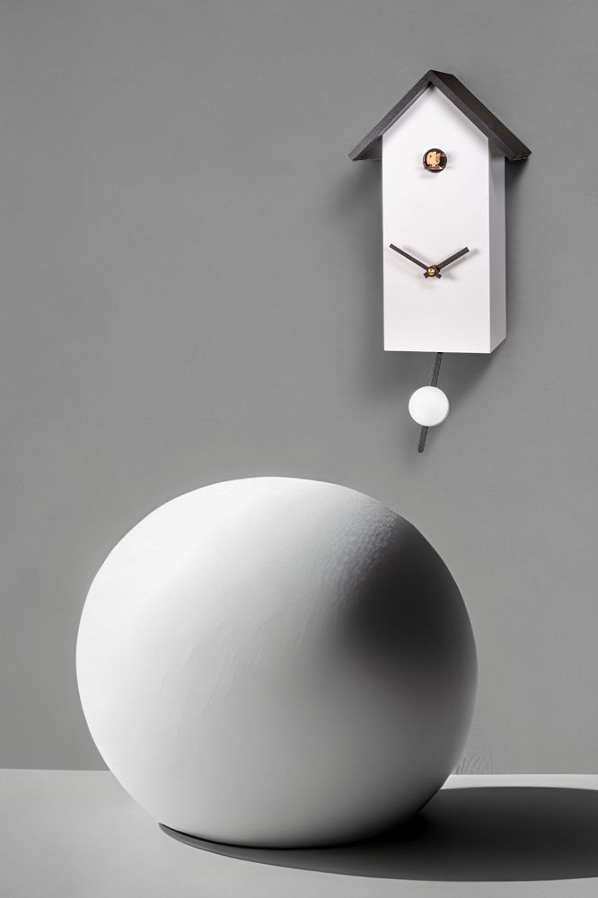 Weiße Engstler Kuckucksuhr mit Pendel und schwarzem Dach, moderne Wanduhr.