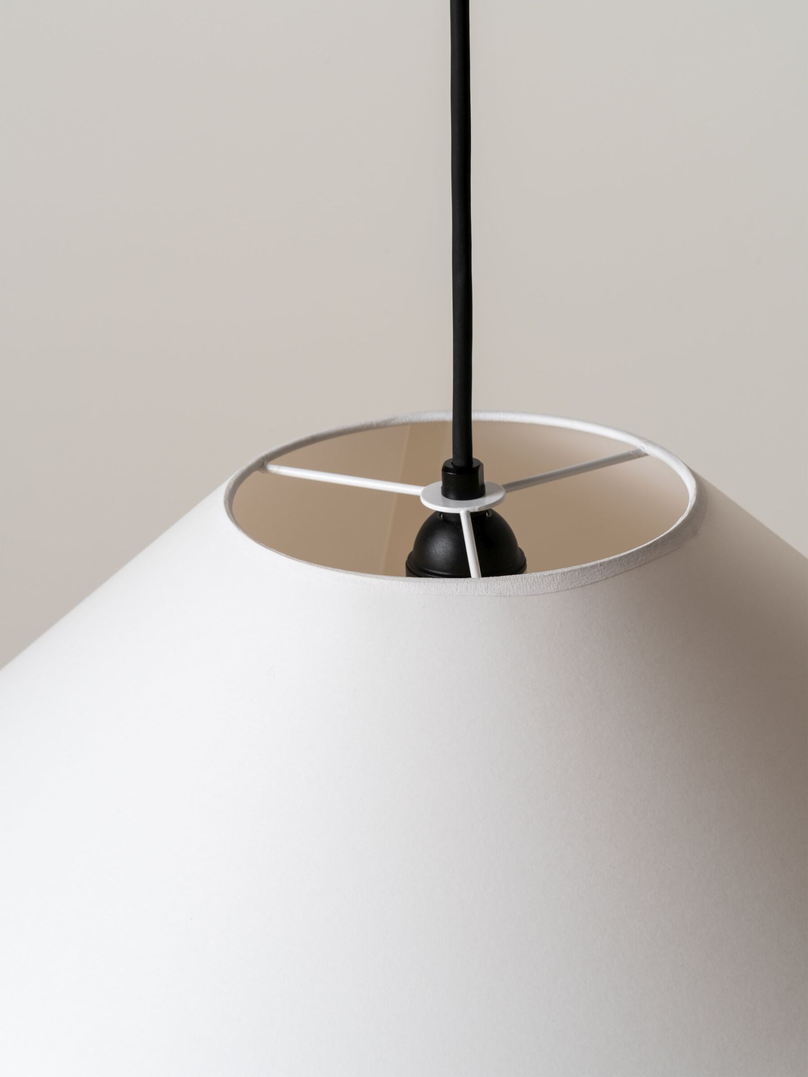 Nahaufnahme der weißen Sísísí Pendelleuchte von Santa & Cole, eine moderne Hängelampe für Innenräume.