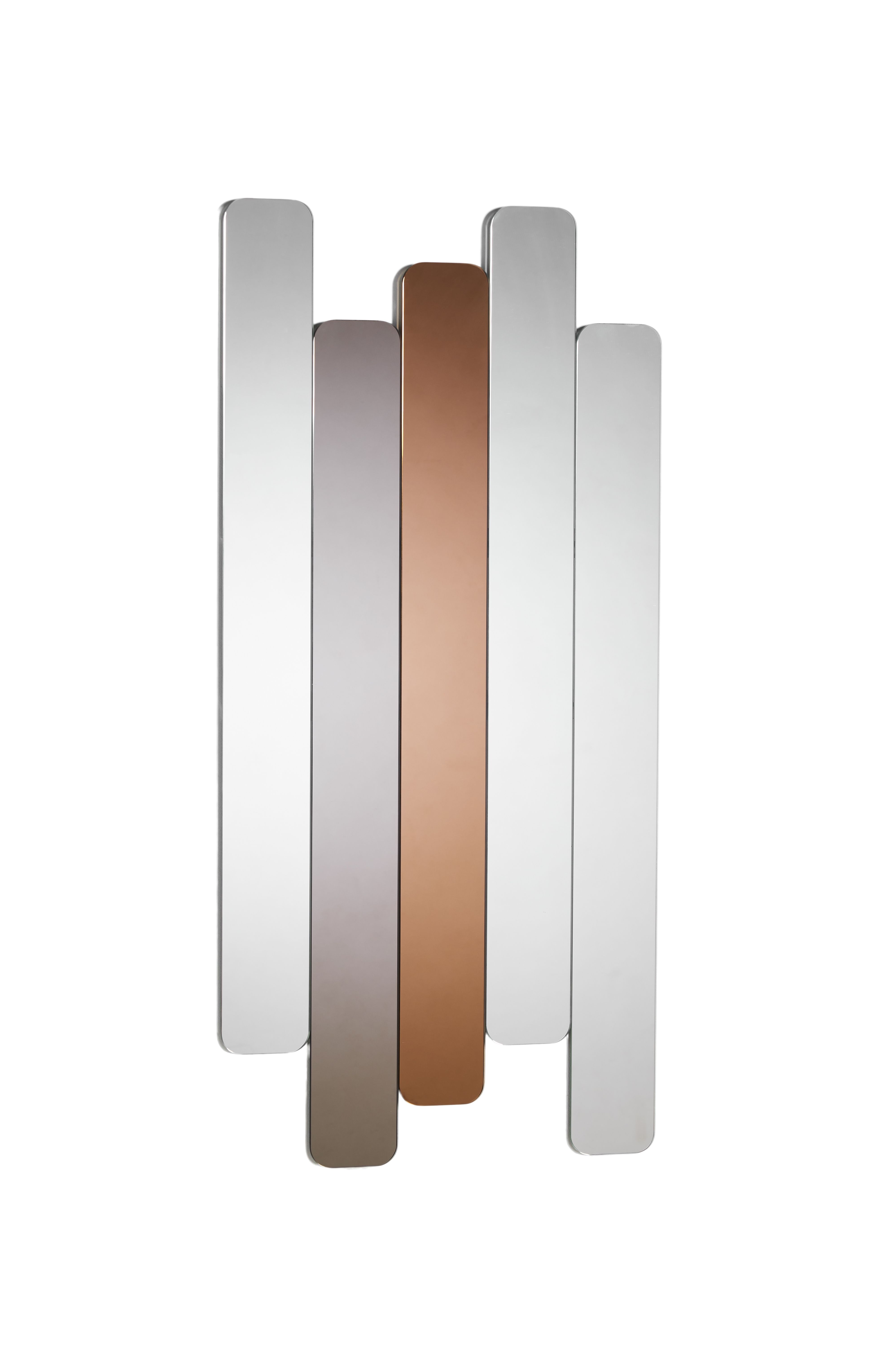 Logs 5 Spiegel von Woud: Moderner Wandspiegel mit fünf vertikalen, unterschiedlich farbigen Spiegel-Elementen.