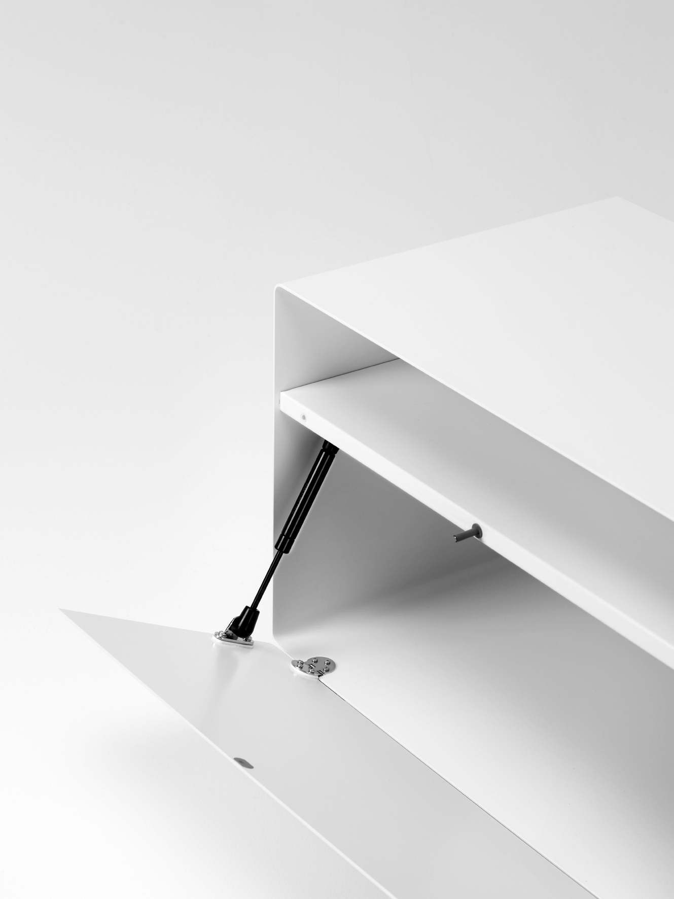 R109N Sideboard mit Transparentrollen Müller Möbelfabrikation - QUICK SHIP