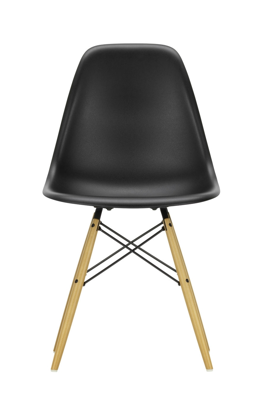 Schwarzer Eames DSW Stuhl mit Ahorn-Holzbeinen von Vitra. Designklassiker für Esszimmer und Wohnbereich.