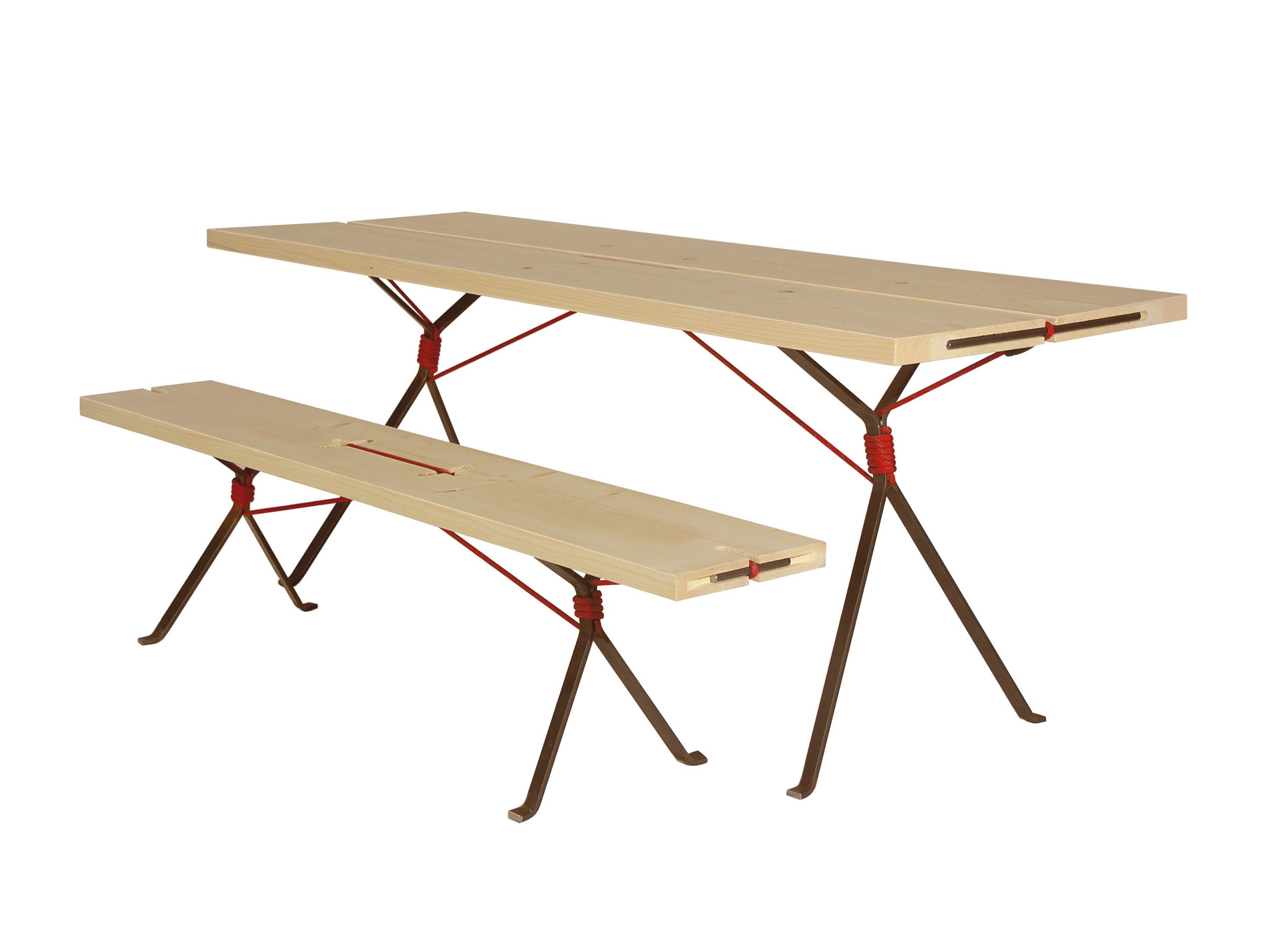 Kampenwand Tisch von Moormann mit passender Bank aus hellem Holz und roter Seilkonstruktion.