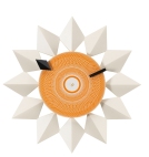 Weiße Diamond Markers Wanduhr von Vitra mit orangefarbenem Ziffernblatt und geometrischen Formen. Design Wanduhr.