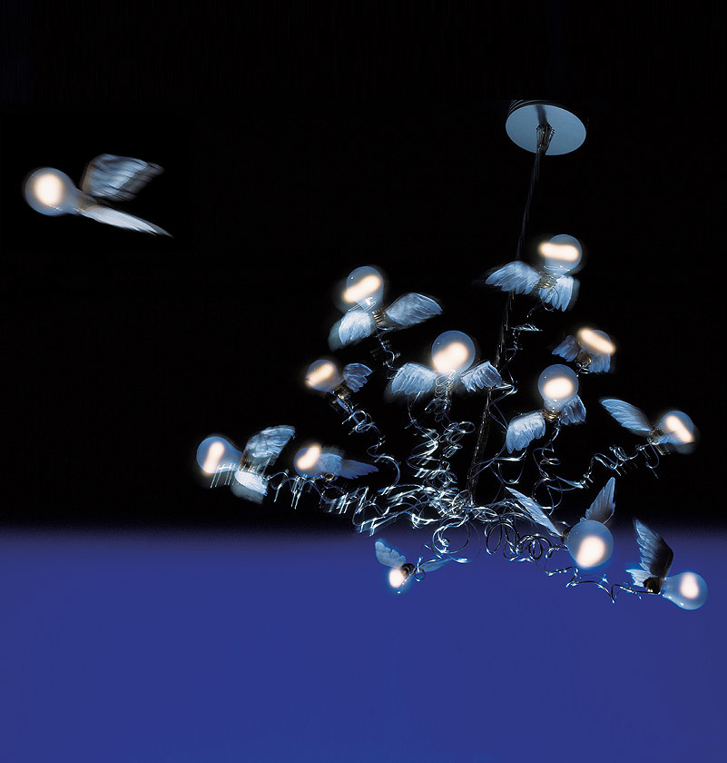 Birdie LED Kronleuchter von Ingo Maurer: Design Lampe mit geflügelten Glühbirnen für stimmungsvolle Beleuchtung.