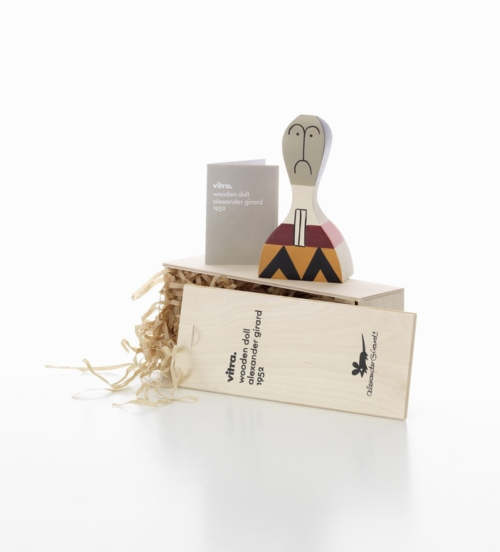Vitra Wooden Doll No. 17 Holzfigur auf Holzkiste mit Produktinformationen, Sammlerstück und Dekoration.