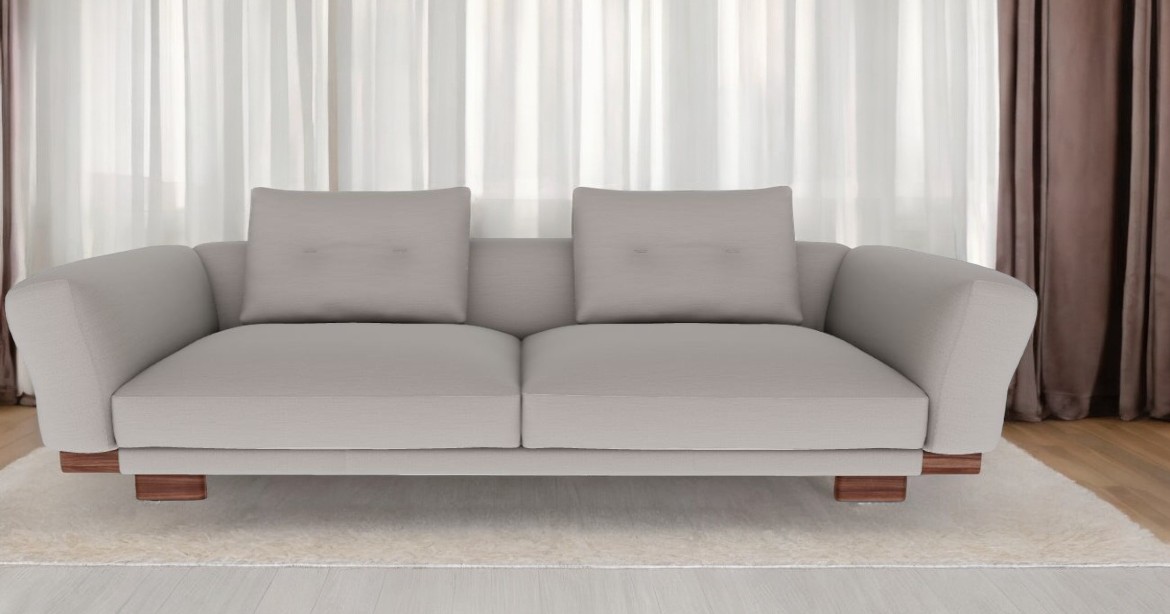 Helles Sengu Sofa von Cassina mit zwei Kissen und Holzfüßen vor Vorhängen.