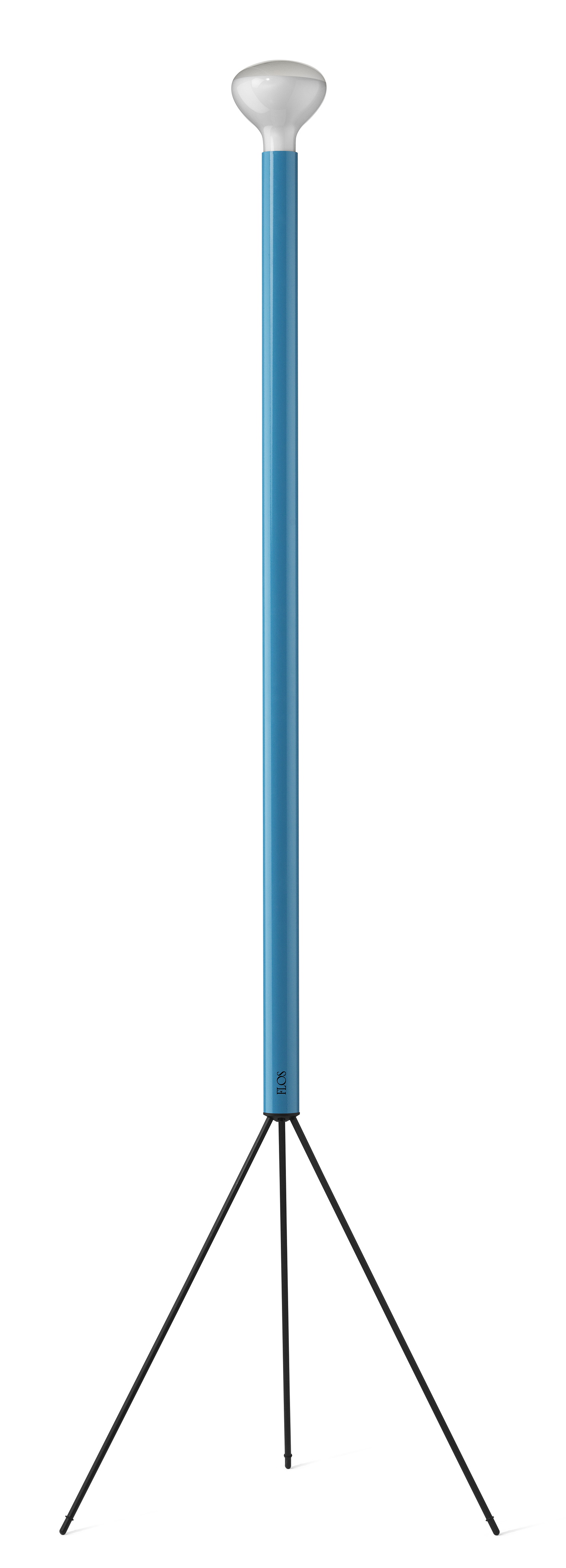 Helle, hellblaue Flos Stehleuchte Luminator mit schwarzem Stativ und weißem Lampenschirm.