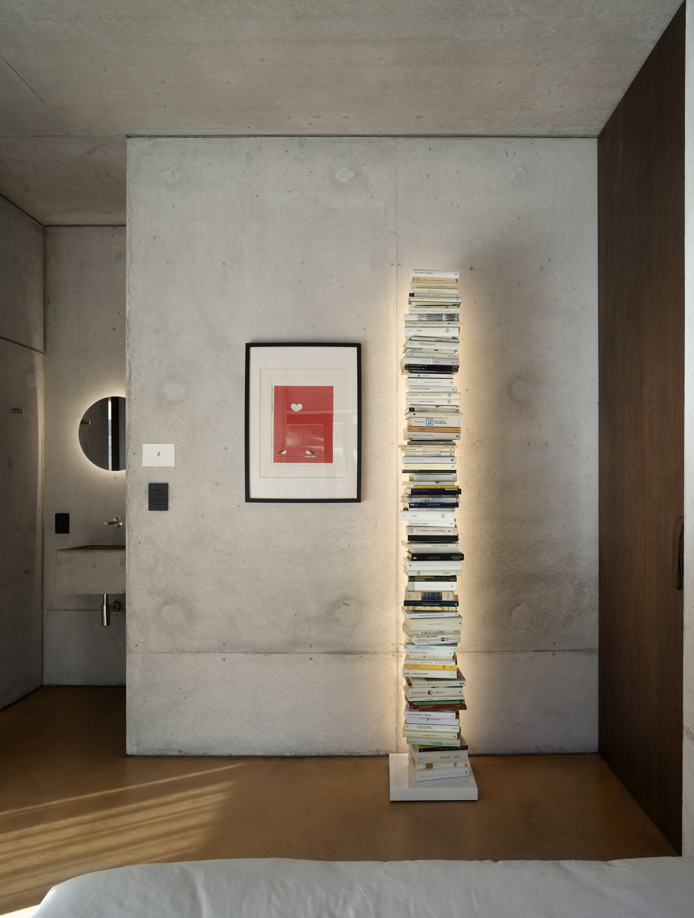 Ptolomeo Luce Bücherregal: Vertikale, beleuchtete Bücherstapel-Säule von Opinion Ciatti im modernen Schlafzimmer.