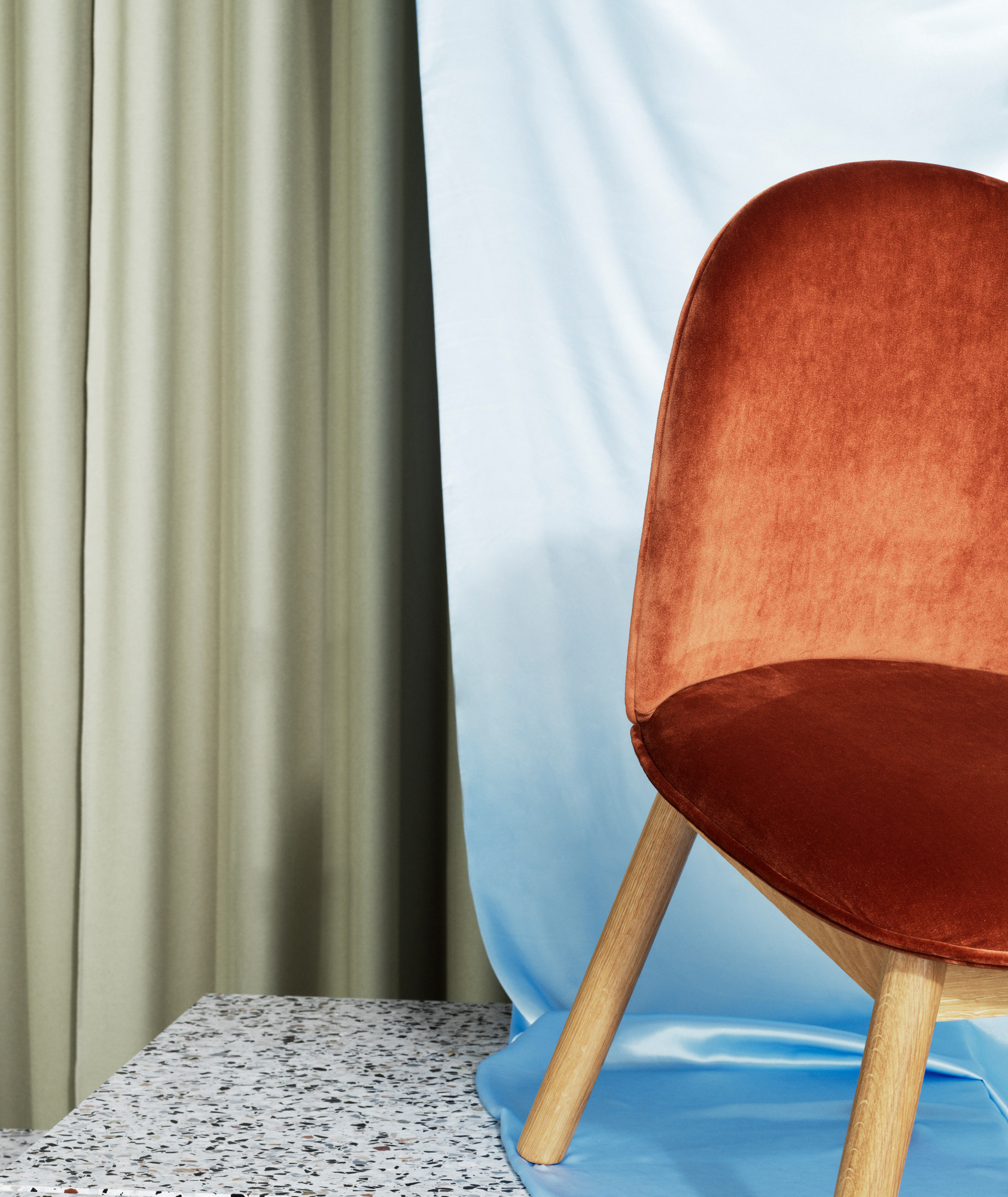 Ace Lounge Sessel mit Eichengestell und orangefarbenem Samtbezug, moderner Sessel für Wohnzimmer und Büro.