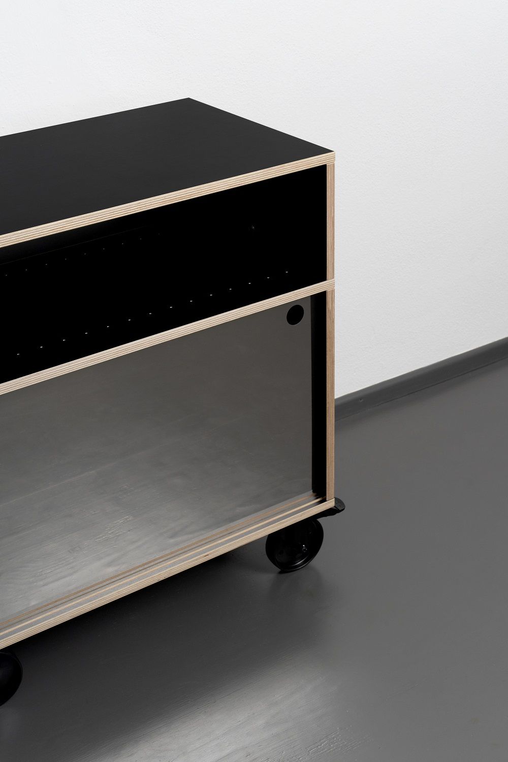 Schwarzes Egal Rockboard Sideboard von Nils Holger Moormann mit Rollen und Fächern.