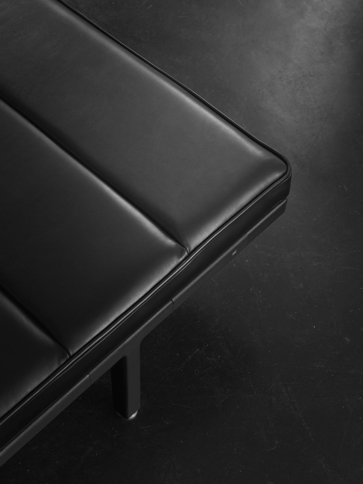 Detailaufnahme des Vipp Daybeds 461 in Schwarz, modernes Design Ledercouch für Wohnzimmer.