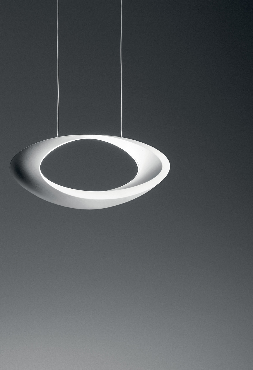 Cabildo LED Pendelleuchte von Artemide: Moderne, ringförmige Hängeleuchte in Weiß, ideal für stilvolle Innenräume.