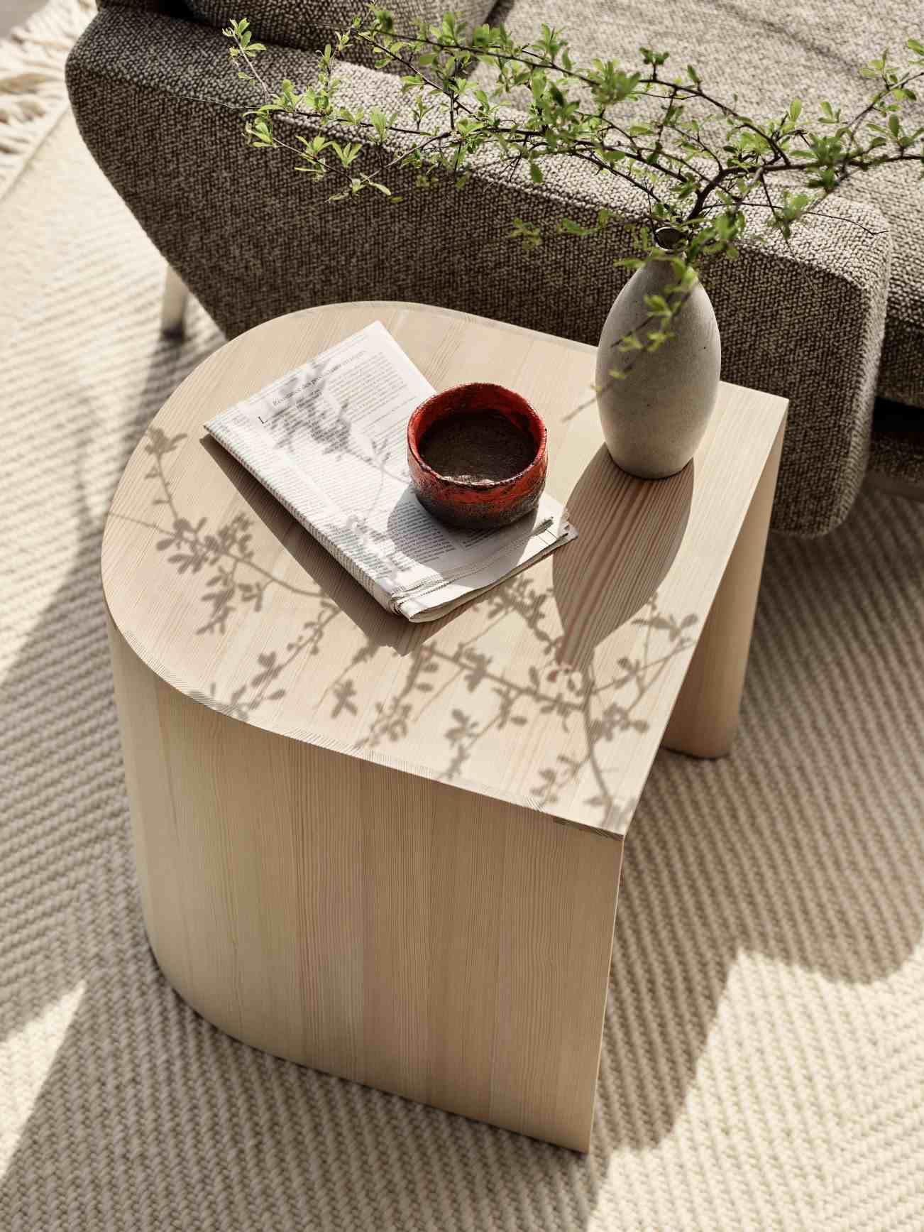 Heller Taburet Hocker von Fritz Hansen aus Holz mit Dekoration auf einem Teppich.