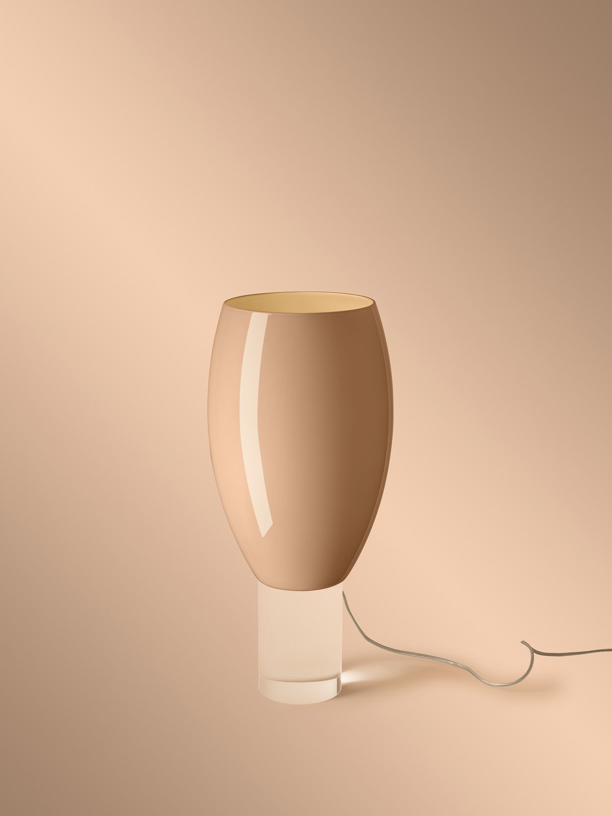 Buds 1 Tischleuchte Cipria von Foscarini: Elegante, rosafarbene Glasleuchte auf transparentem Sockel. Moderne Tischlampe für Wohnraum.