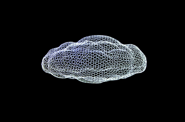 Weiße Clouds Wolken Hängedeko von Magis, filigrane Netzstruktur vor schwarzem Hintergrund. Moderne Raumdekoration.