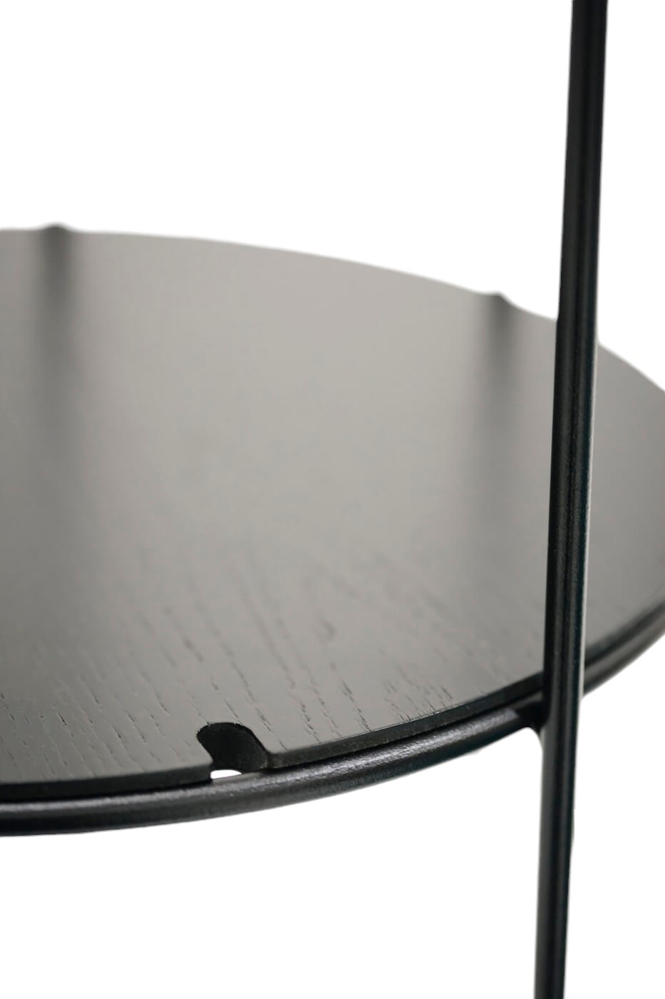 Schwarzer Einlegeboden für Richard Lampert Bazar Garderobe, Detailansicht der Oberfläche und Befestigung.